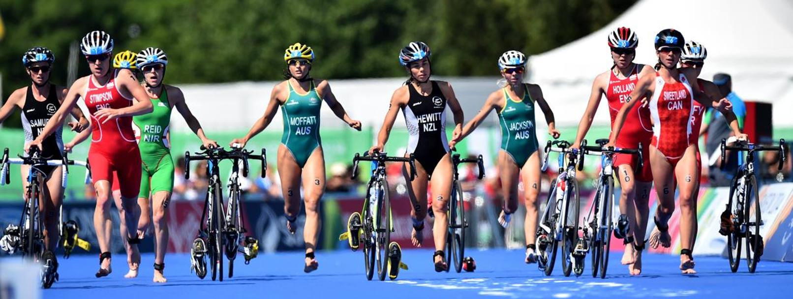 L&#39;inglese Jodie SImpso guida il gruppo delle atlete del triathlon nel passaggio finale della fase di ciclismo. AFP